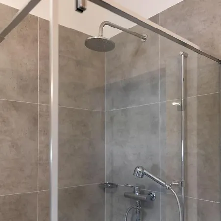 Vila Modern 4 Bedroom Near Warsaw Parking/wifi/200m2 Marki (Wolomin)