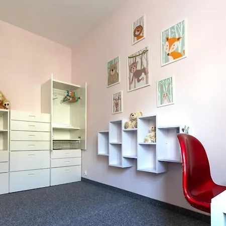 Modern 4 Bedroom Near Warsaw Parking/wifi/200m2 Marki (Wolomin)