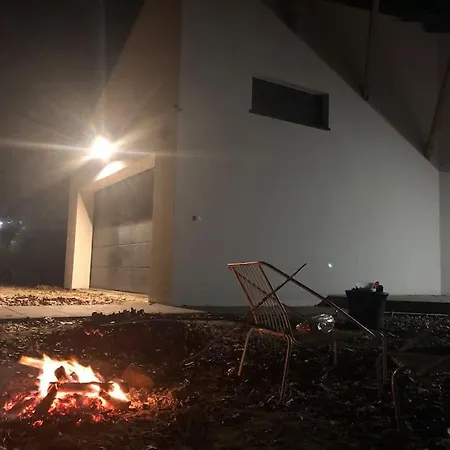 Modern 4 Bedroom Near Warsaw Parking/wifi/200m2 Vila