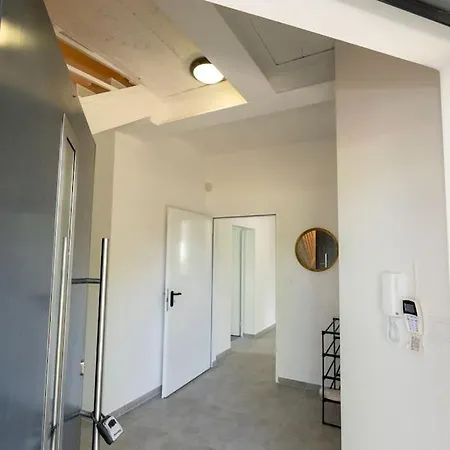 Vila Modern 4 Bedroom Near Warsaw Parking/wifi/200m2 Marki (Wolomin)