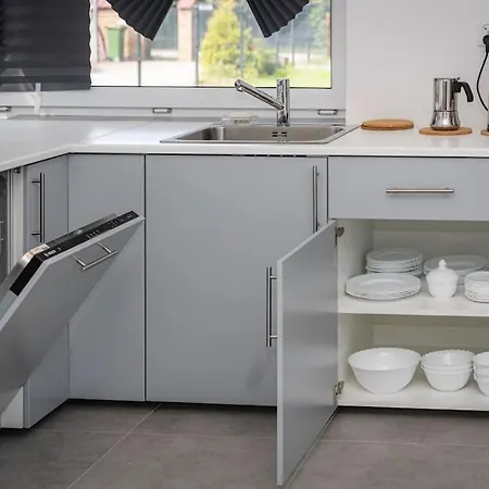 Modern 4 Bedroom Near Warsaw Parking/wifi/200m2 Vila