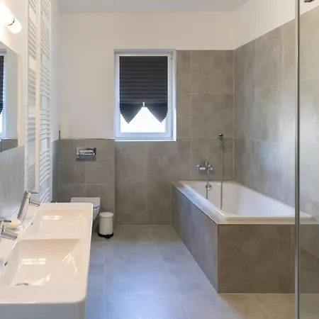 Vila Modern 4 Bedroom Near Warsaw Parking/wifi/200m2