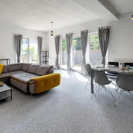 Modern 4 Bedroom Near Warsaw Parking/wifi/200m2 * Марки