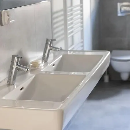 Modern 4 Bedroom Near Warsaw Parking/wifi/200m2