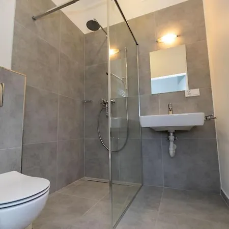 Modern 4 Bedroom Near Warsaw Parking/wifi/200m2 Vila Marki (Wolomin)