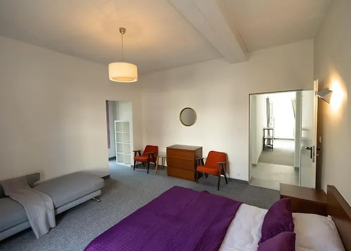 Modern 4 Bedroom Near Warsaw Parking/wifi/200m2 Марки