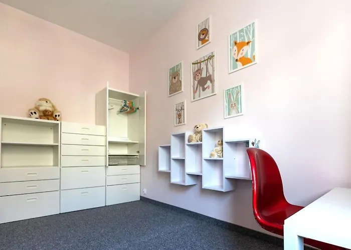 Modern 4 Bedroom Near Warsaw Parking/wifi/200m2 Марки