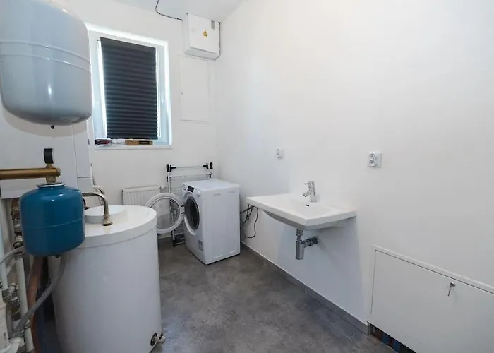 Modern 4 Bedroom Near Warsaw Parking/wifi/200m2 * Марки