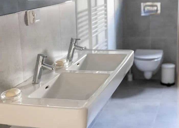 Modern 4 Bedroom Near Warsaw Parking/wifi/200m2