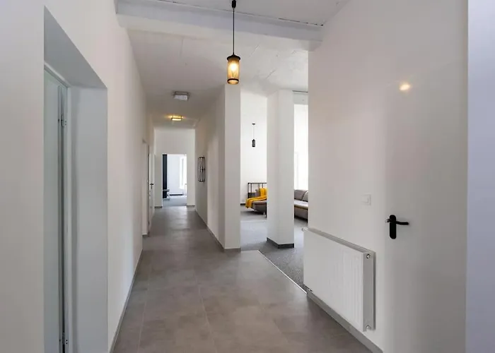 Modern 4 Bedroom Near Warsaw Parking/wifi/200m2 * Марки